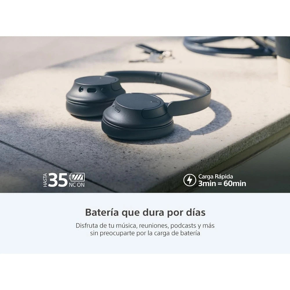 A pair of black WH-CH720N Wireless Bluetooth Headphones sits on concrete outdoors. Spanish text highlights 35H battery life, Noise Canceling, and Quick Charge: 3 minutes for 60 minutes of playback.