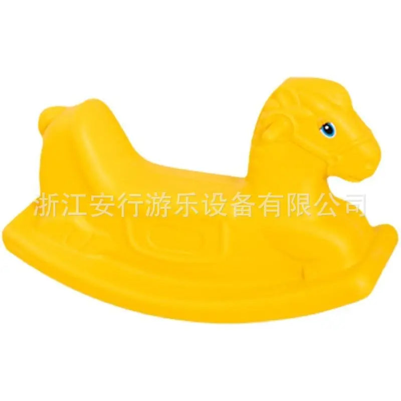 A monochrome wooden rocking horse, ideal as a toddler gift, features simple design and a flat base for stability. Text is in a non-English language.