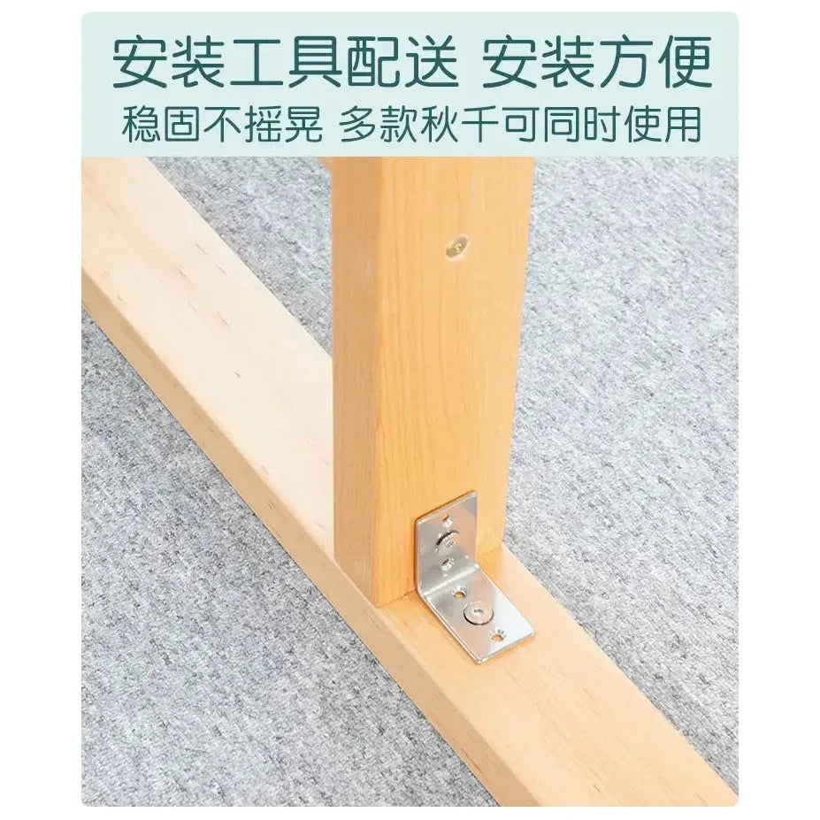 Close-up of a wooden frame corner with a metal bracket on gray carpet. Chinese text above details tools and stability, crucial for safely securing the Indoor Sensory Fitness Ladder for Kids: Swing Climbing and Suspension Play Equipment, ideal for sensory integration training sessions.