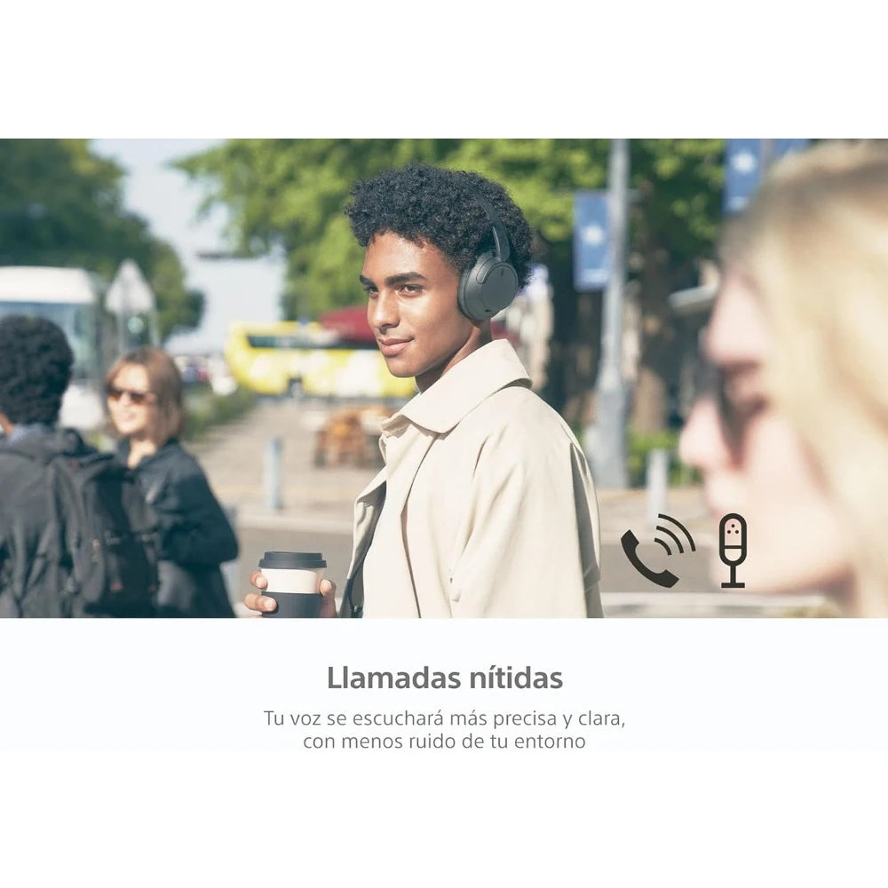 A young man wearing WH-CH720N Wireless Bluetooth Headphones with noise canceling and built-in mic holds a coffee cup while walking outdoors on a sunny day. Phone and mic icons appear beside him, with Spanish text at the bottom.