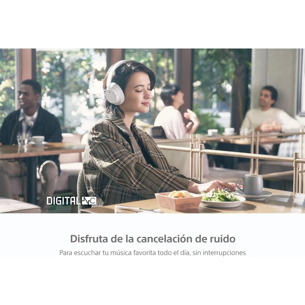 A woman wearing WH-CH720N Wireless Bluetooth Headphones with noise canceling sits at a café, eyes closed and smiling as she enjoys music. Spanish text highlights features like 35H battery, quick charge, and built-in mic. Others are in the background.