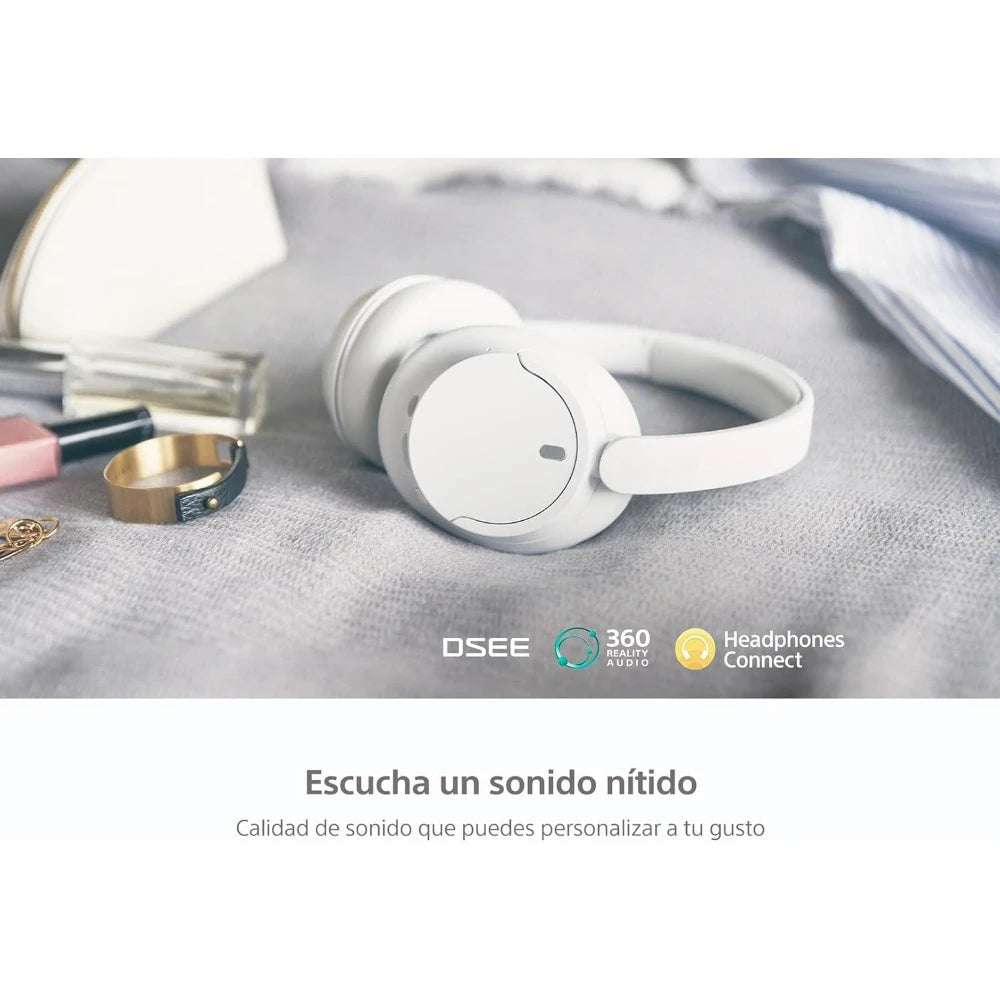 A pair of WH-CH720N Wireless Bluetooth Headphones with Noise Canceling, 35H battery, and built-in mic sits on a gray surface beside a gold ring, lipstick, and perfume. Spanish text highlights clear sound and headphone customization.