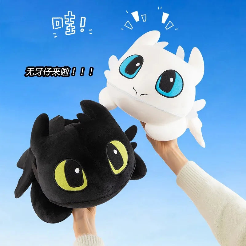 Two hands hold up 30cm and 40cm Plush Dragon Toys—kawaii white and black dinosaur plushies with PP cotton filling—perfect birthday gifts for boys and girls, shown against a blue background with playful cartoon accents and Chinese text.